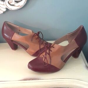 Chelsea Crew tan & burgundy Malta oxford pumps 🍀